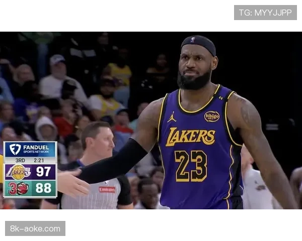关键镜头：詹姆斯高位持球长达20秒，最终以助攻里夫斯底角三分完成回合。